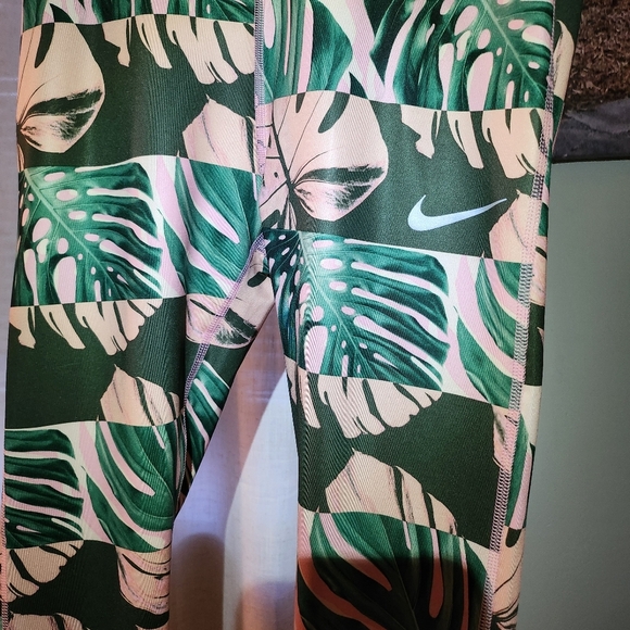 Nike‎ Dri fit Capri Tropical leggings - Picture 7 of 8